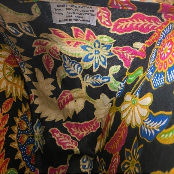 Rattan round small crossbody purse floral lining snap closure. - Picture 15 of 16